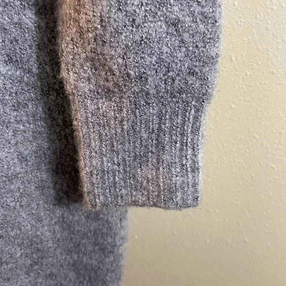 Dreamers Women's Gray Tie Back V Back Soft Long Sleeve Sweater Size S/M - Picture 6 of 7